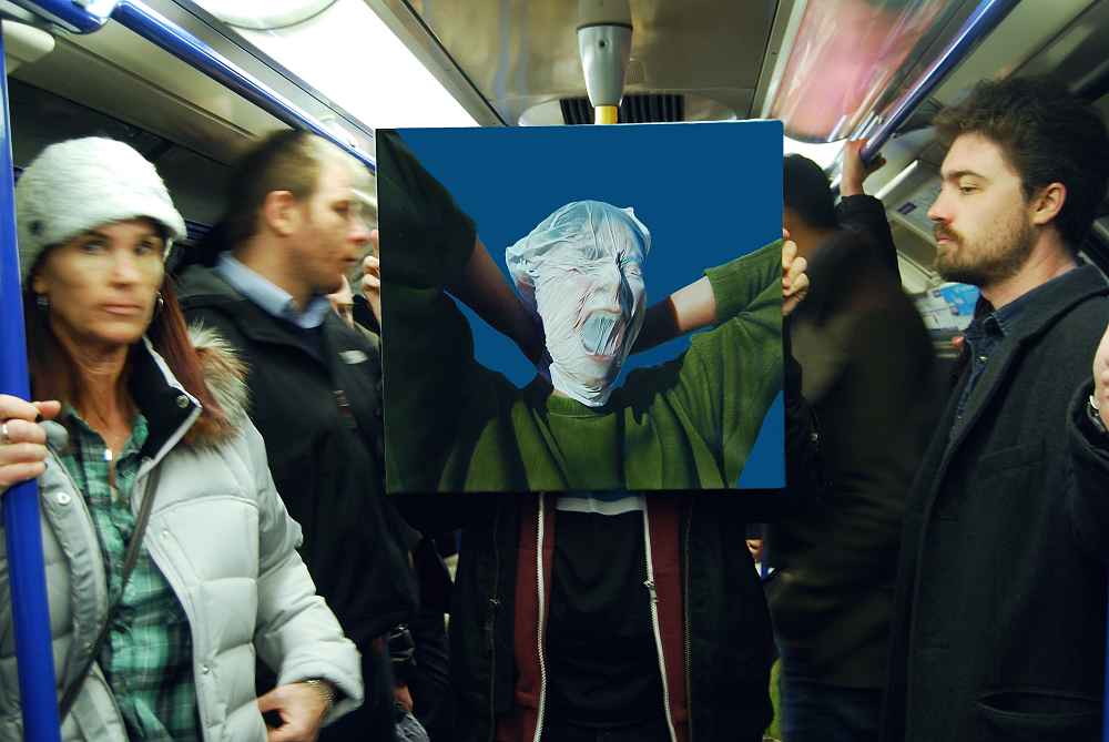 Underground. Instalación en el metro de Londres, 2018 Óleo sobre lino y fotografía Colección de la artista