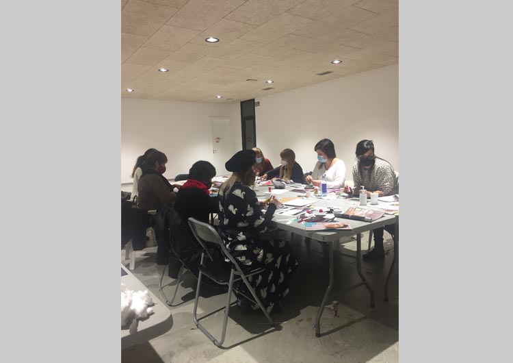 Taller de collage de Lina Ávila en las Jornadas ‘Mujer y Derechos Humanos’