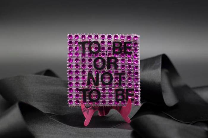 olga isla - homenaje- cortejo en 3 actos- mujeres mirando mujeres Obra de Olga Isla_TO BE OR NOT TO BE_técnica mixta sobre envoltorio de preservativo_6 x 6 cm